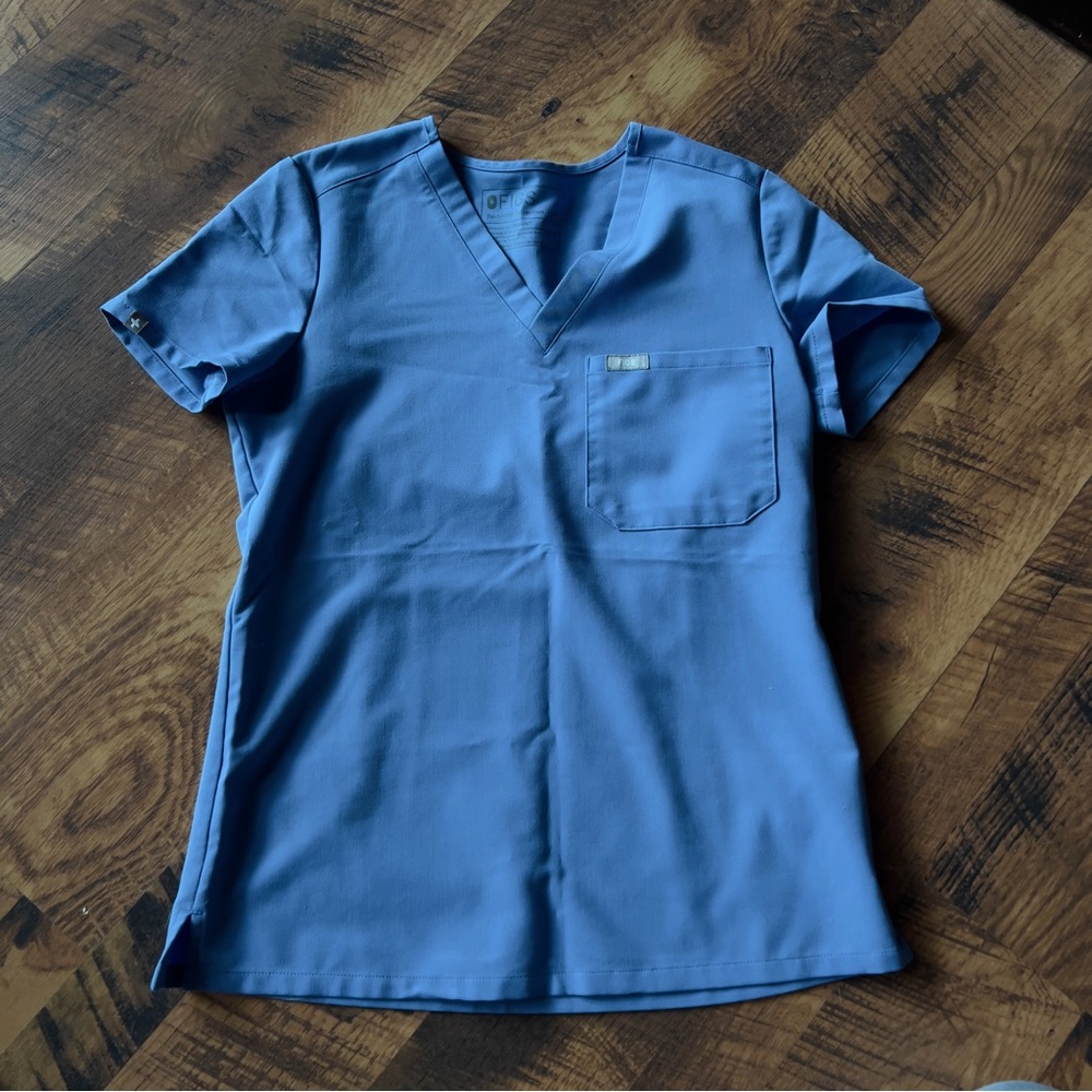 FIGS SCRUB TOP